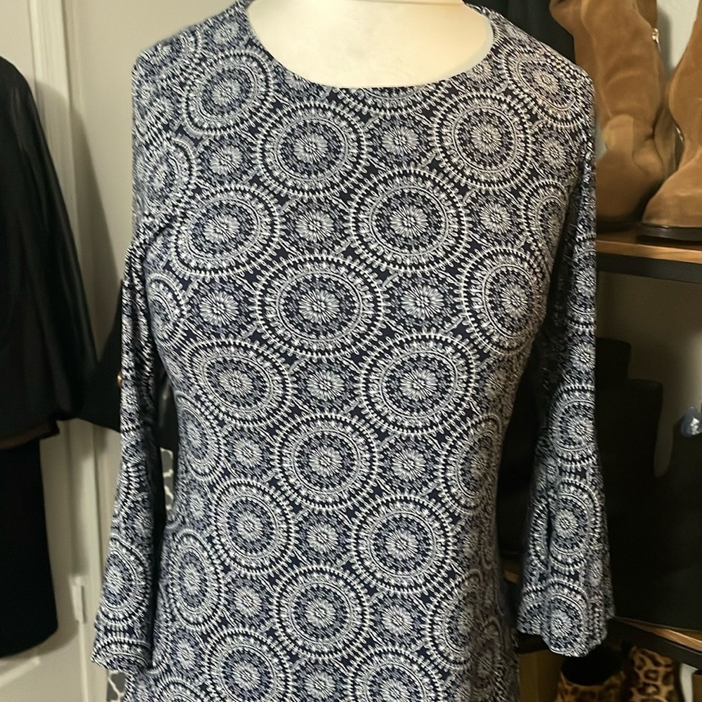 Soft sheath dress. Form fitting but very stretchy. 3/4 length bell sleeves.‎
